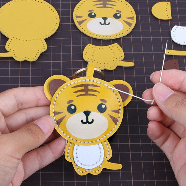 DIY Tiger Keychain Leather Craft Kit – Pre-Cut Cowhide Sewing Kit with Video Tutorial, Handmade Animal Keyring DIY Set
