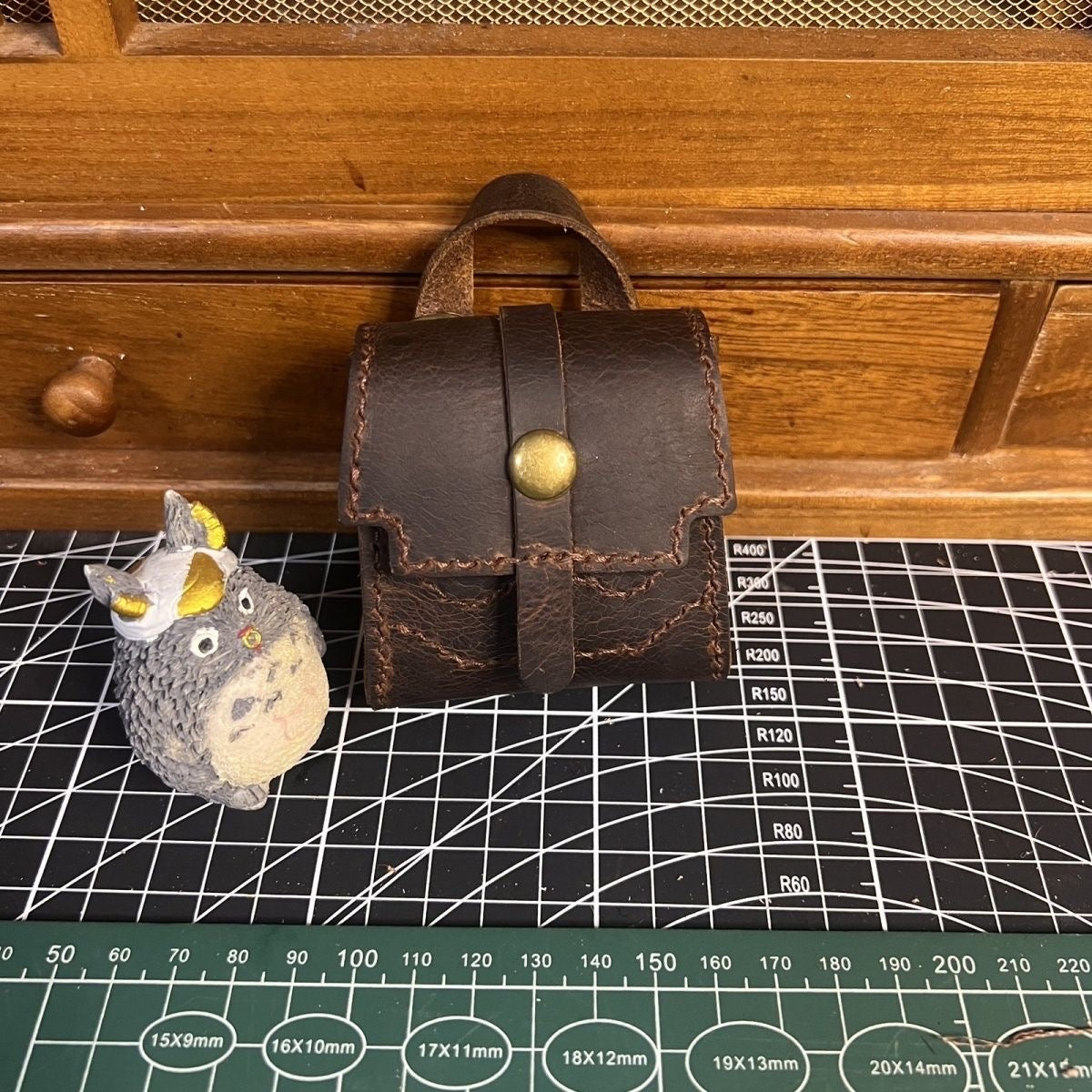DIY Waxed Leather Earphone Case Kit – Vintage Handmade Earbuds Pouch Craft Set for Beginners (AirPods Storage Bag, Rustic Style)