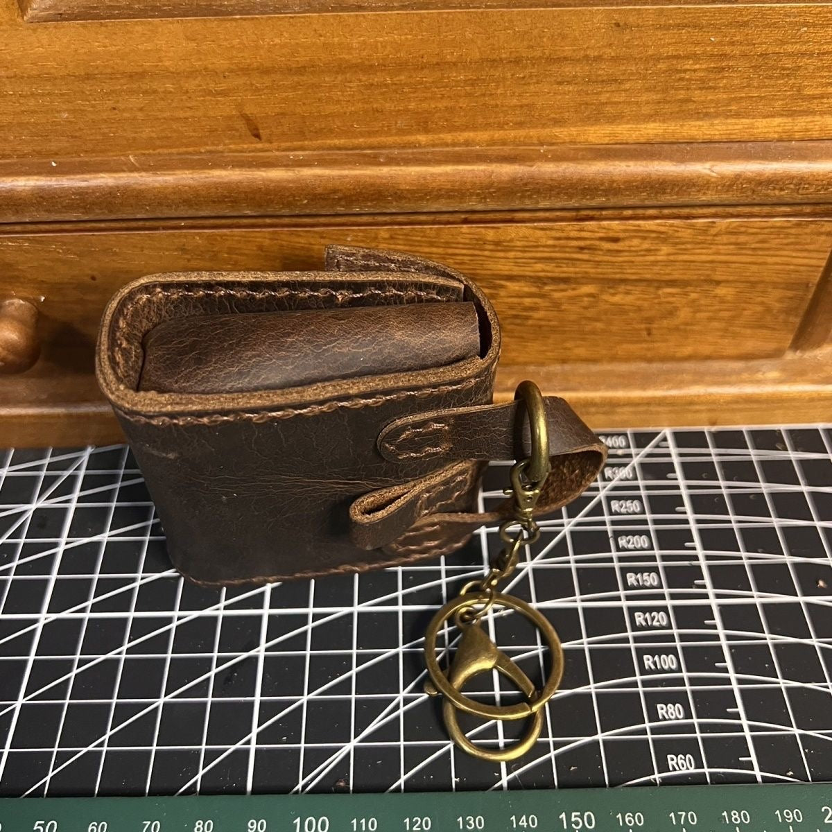 DIY Waxed Leather Earphone Case Kit – Vintage Handmade Earbuds Pouch Craft Set for Beginners (AirPods Storage Bag, Rustic Style)