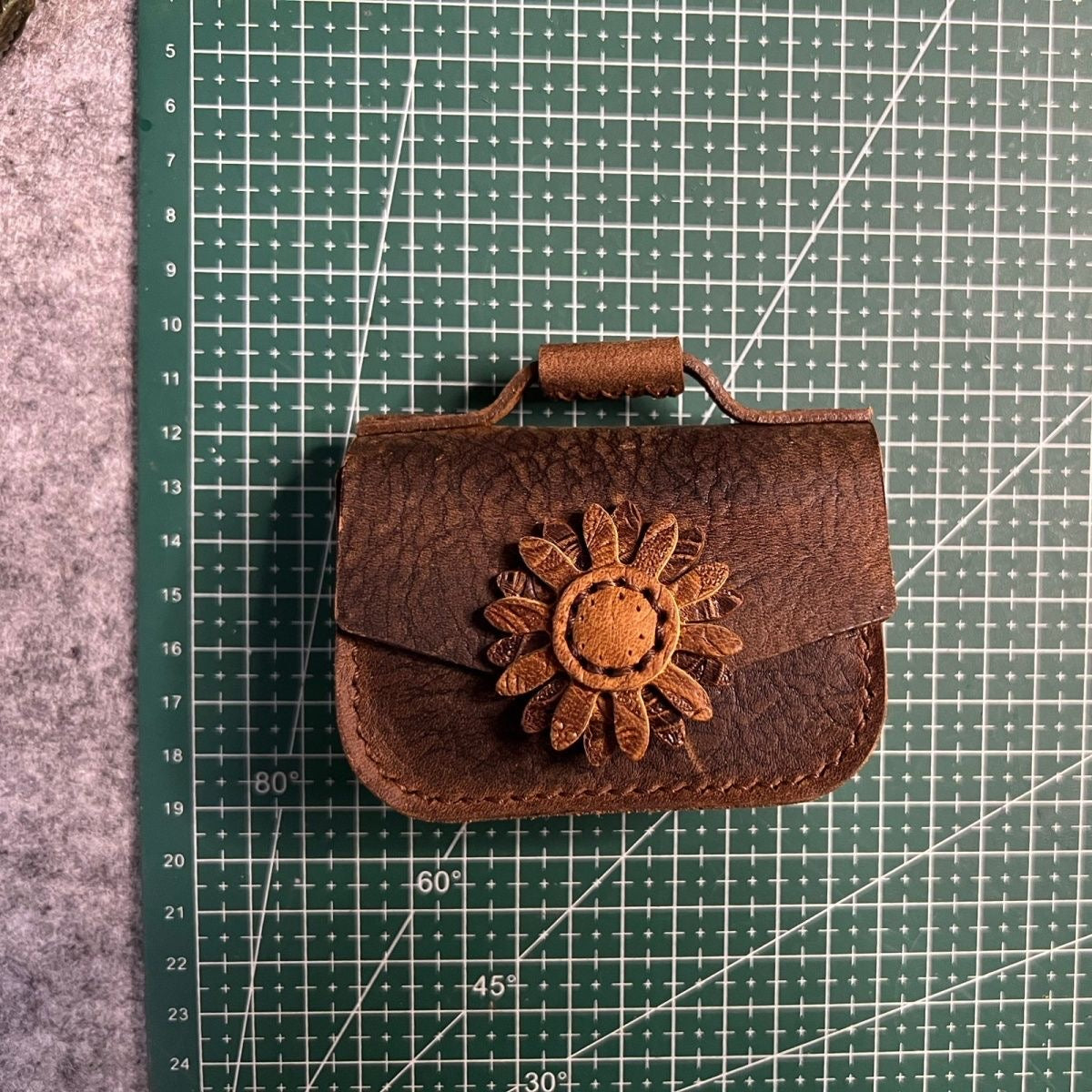 DIY Leather Daisy Keychain Bag Kit – Handmade Cowhide Car Key Holder Craft Set for Beginners (Multifunction Mini Wallet & Lipstick Case)