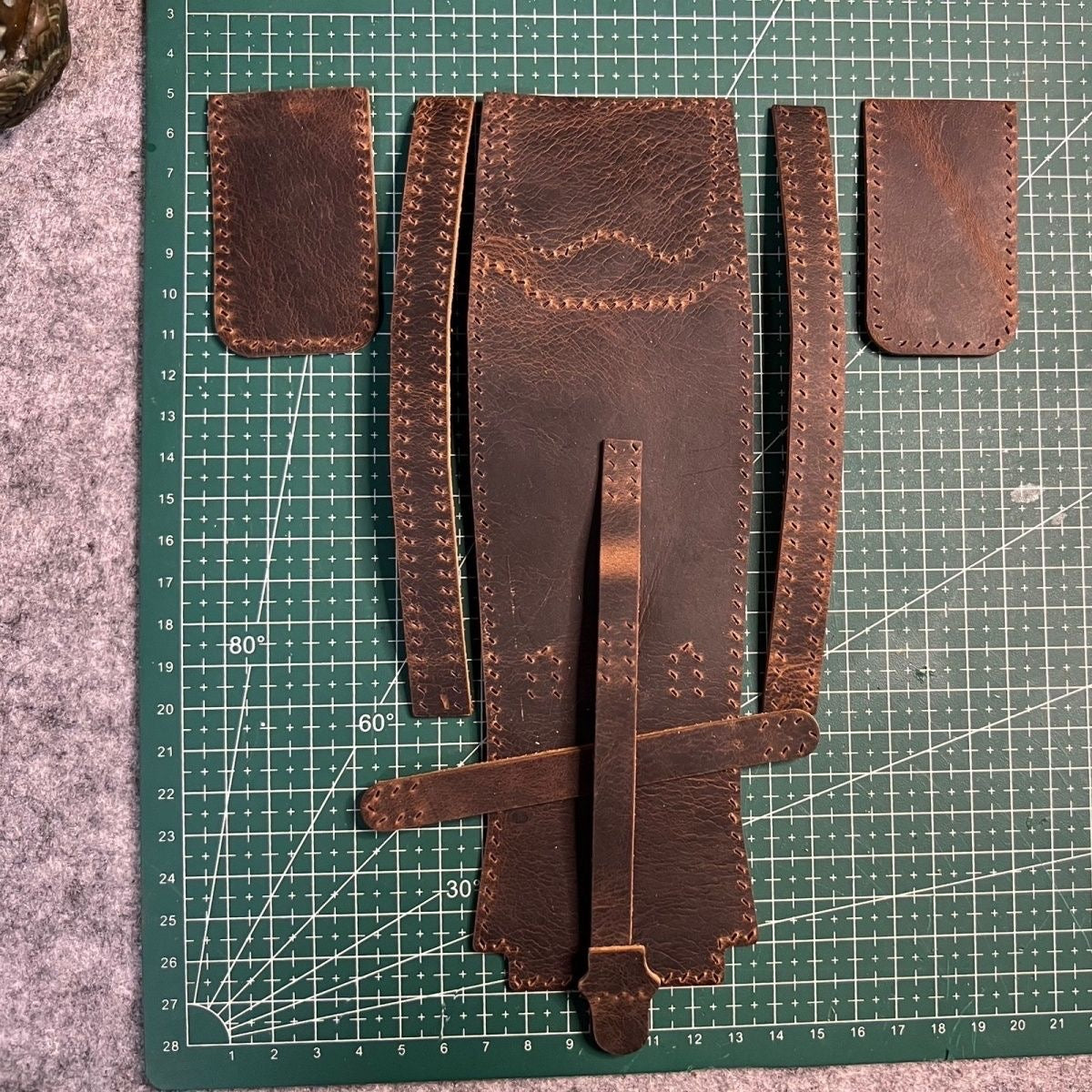 DIY Waxed Leather Earphone Case Kit – Vintage Handmade Earbuds Pouch Craft Set for Beginners (AirPods Storage Bag, Rustic Style)