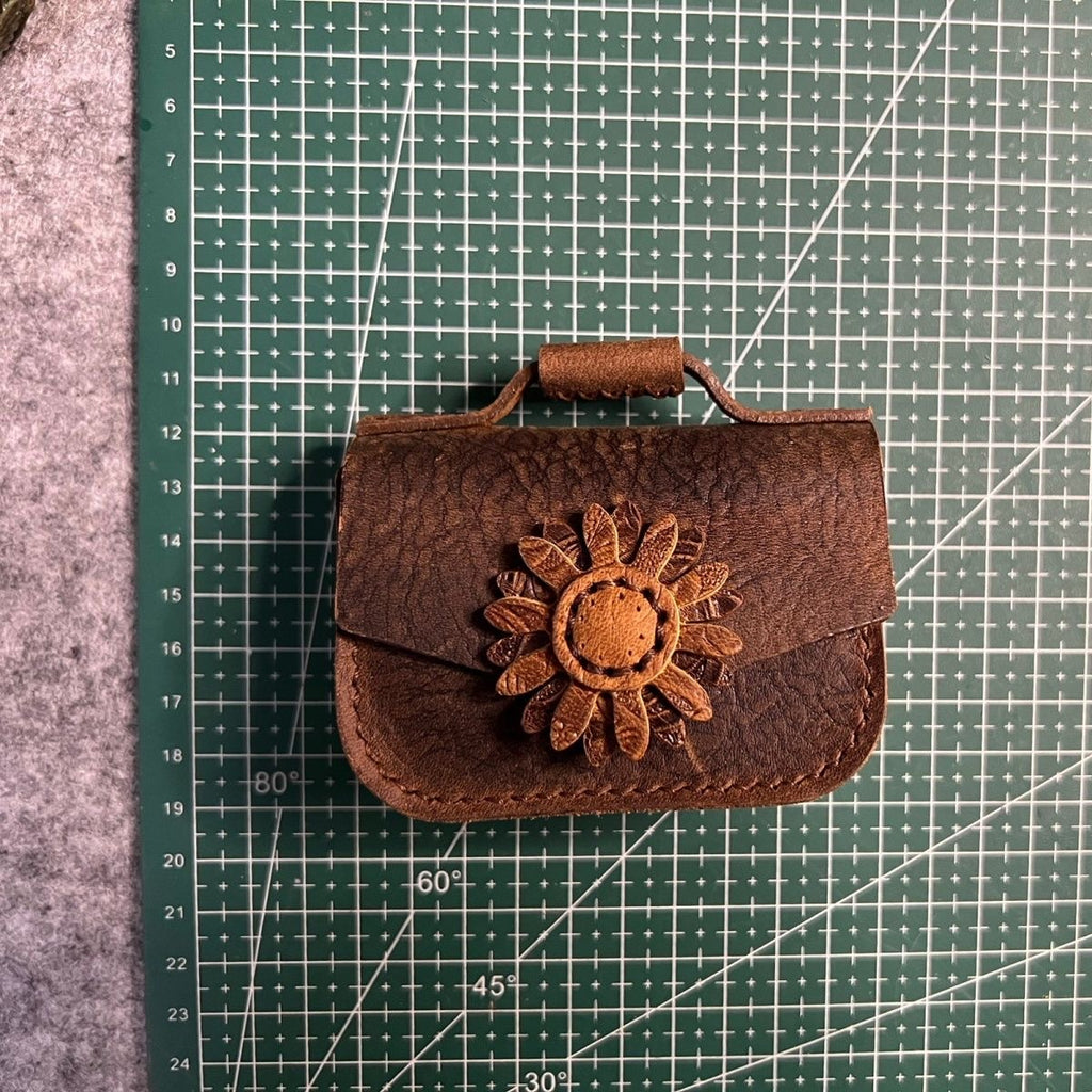 DIY Leather Daisy Keychain Bag Kit – Handmade Cowhide Car Key Holder Craft Set for Beginners (Multifunction Mini Wallet & Lipstick Case)