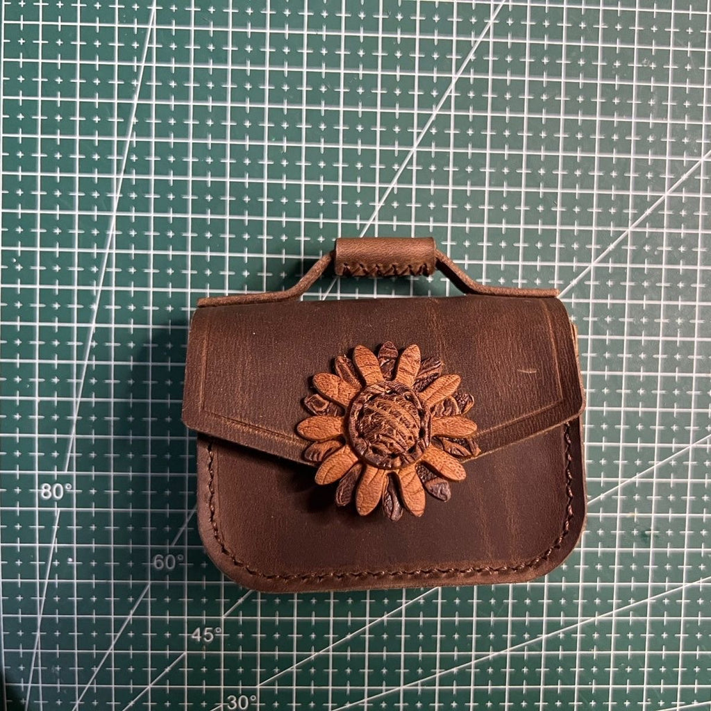 DIY Leather Daisy Keychain Bag Kit – Handmade Cowhide Car Key Holder Craft Set for Beginners (Multifunction Mini Wallet & Lipstick Case)