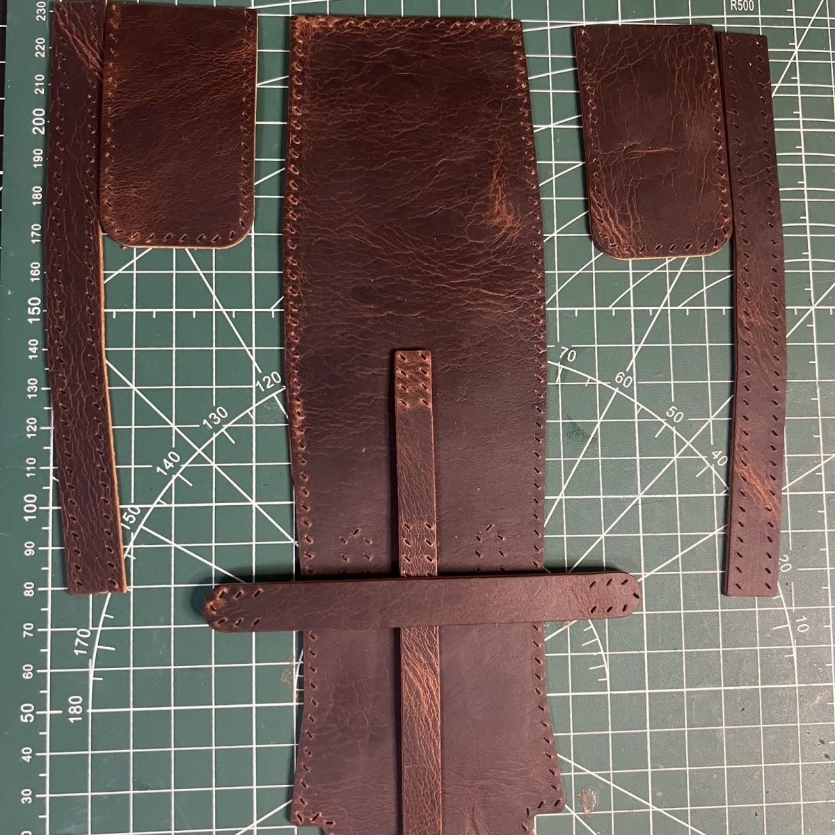 DIY Waxed Leather Earphone Case Kit – Vintage Handmade Earbuds Pouch Craft Set for Beginners (AirPods Storage Bag, Rustic Style)
