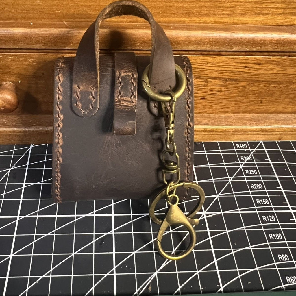 DIY Waxed Leather Earphone Case Kit – Vintage Handmade Earbuds Pouch Craft Set for Beginners (AirPods Storage Bag, Rustic Style)