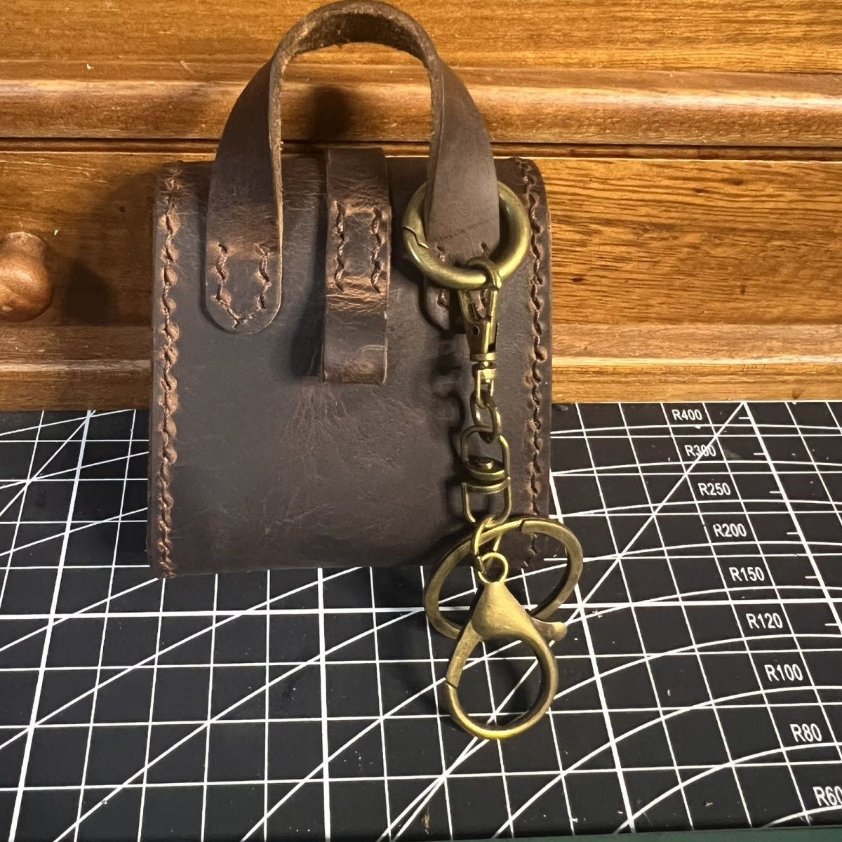 DIY Waxed Leather Earphone Case Kit – Vintage Handmade Earbuds Pouch Craft Set for Beginners (AirPods Storage Bag, Rustic Style)