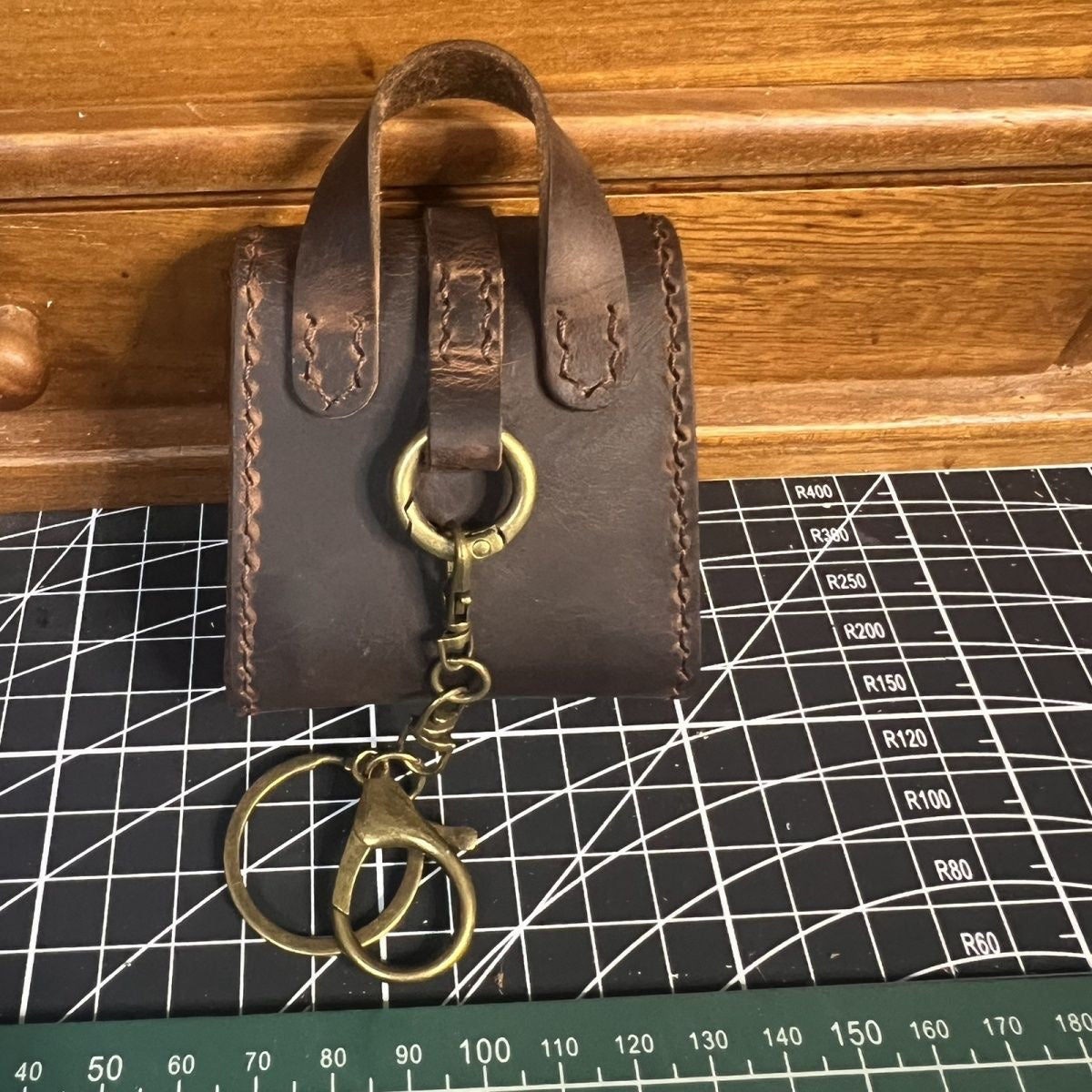 DIY Waxed Leather Earphone Case Kit – Vintage Handmade Earbuds Pouch Craft Set for Beginners (AirPods Storage Bag, Rustic Style)