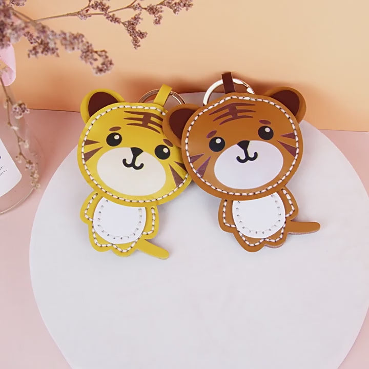 DIY Tiger Keychain Leather Craft Kit – Pre-Cut Cowhide Sewing Kit with Video Tutorial, Handmade Animal Keyring DIY Set