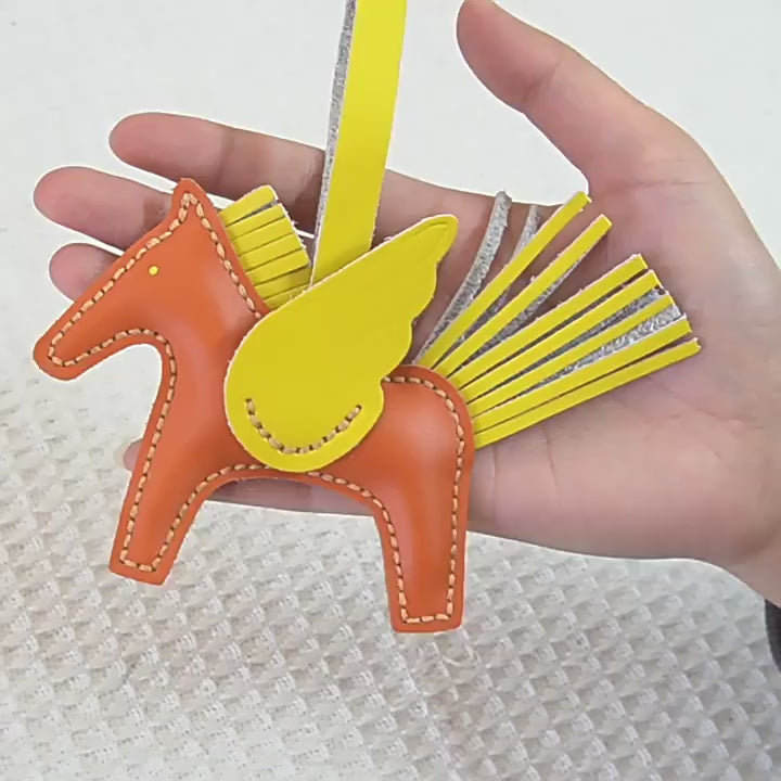 DIY Genuine Leather Pegasus Keychain Kit for Beginners – Handmade Bag Charm, Car Pendant & Key Ring Craft Set with Video Tutorial